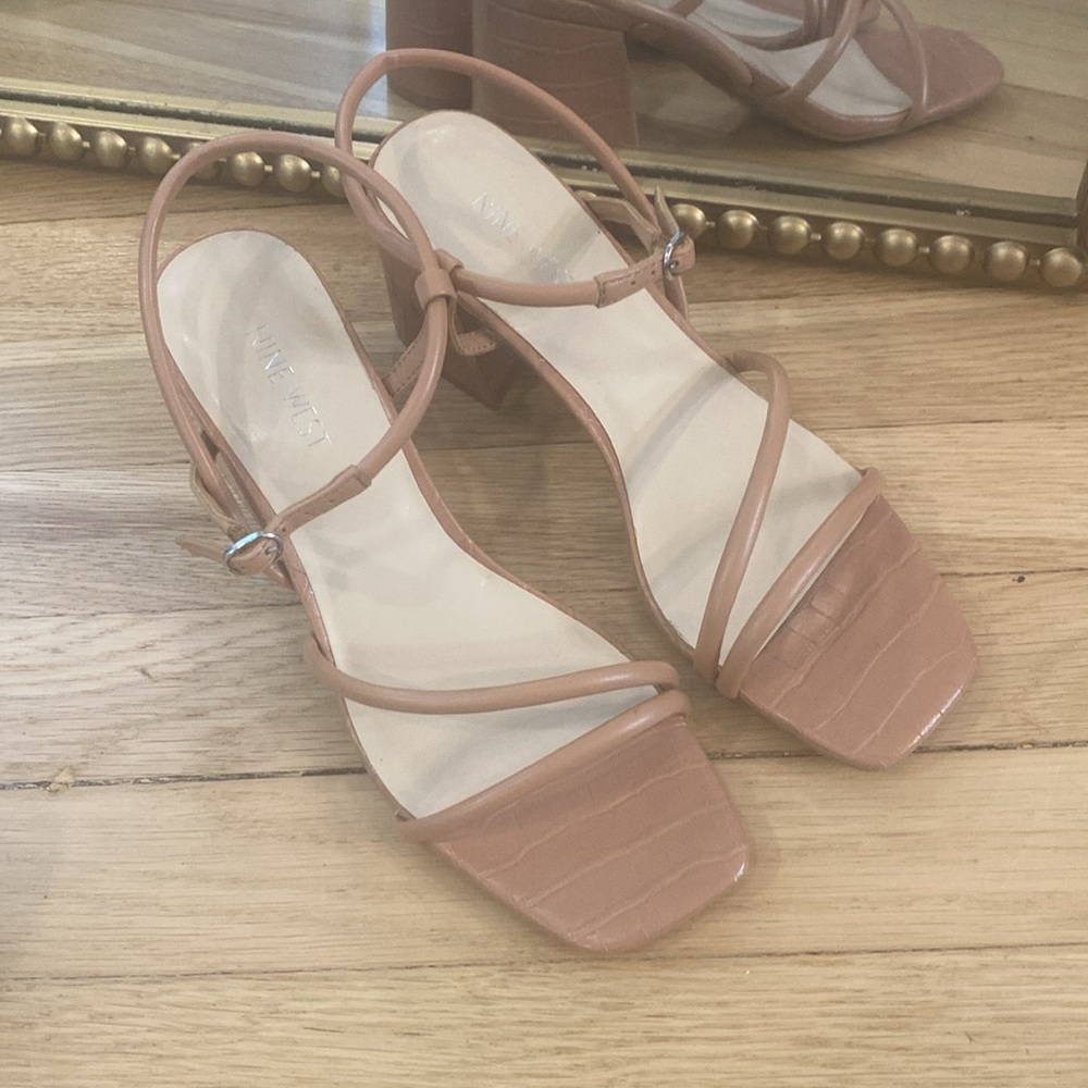 NINE WEST GRAYCE SANDAL IN NUDE / SIZE 8.5